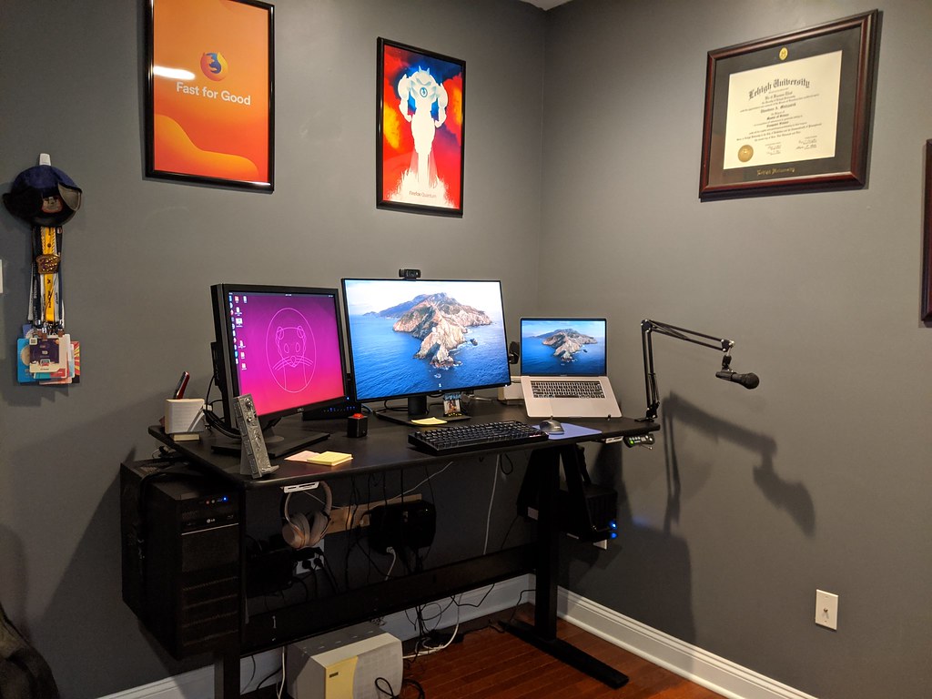 モニターとノートPCを並べたホームオフィスの作業環境