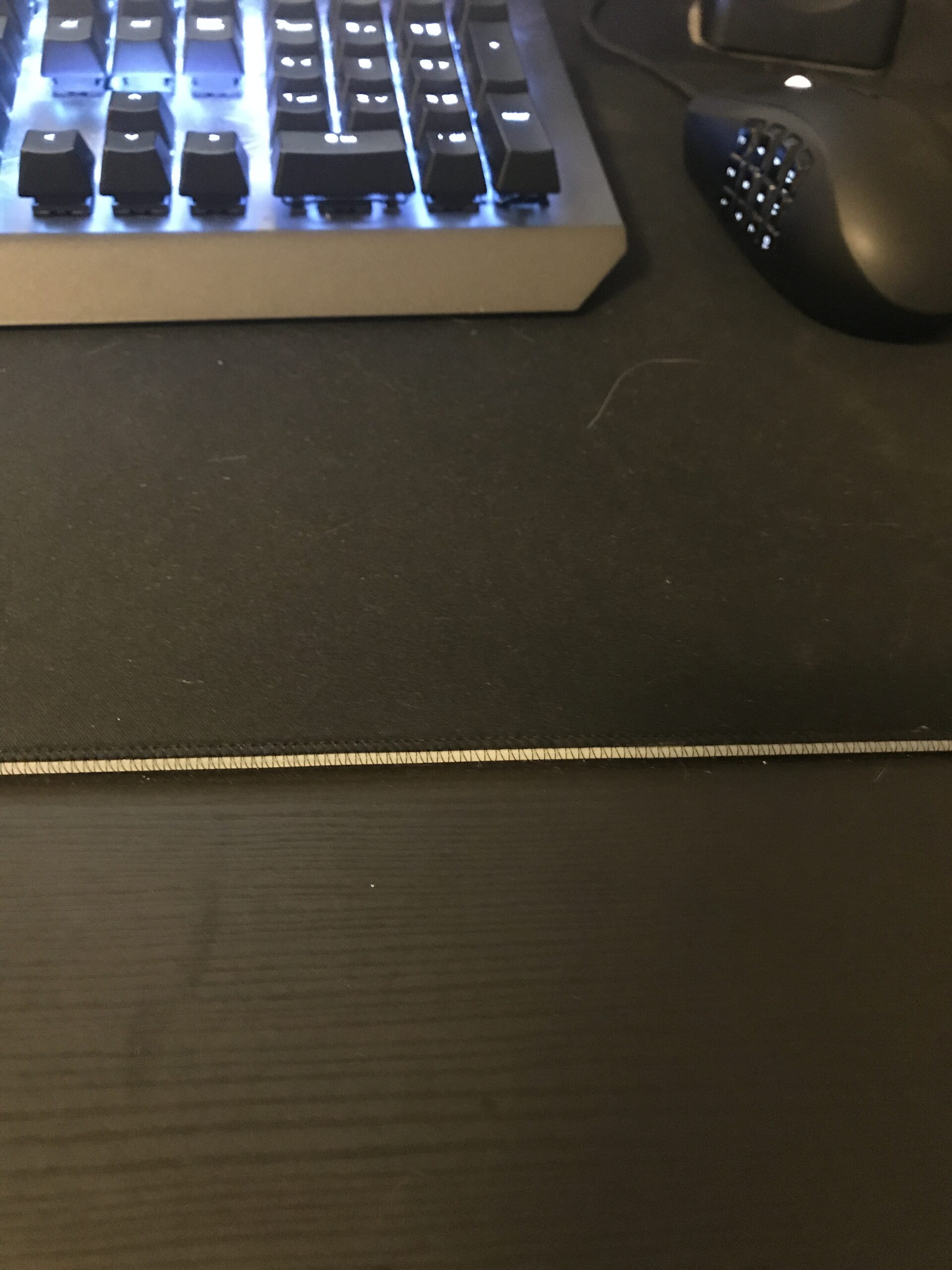 キーボードとモニターが置かれたコンピューターデスク