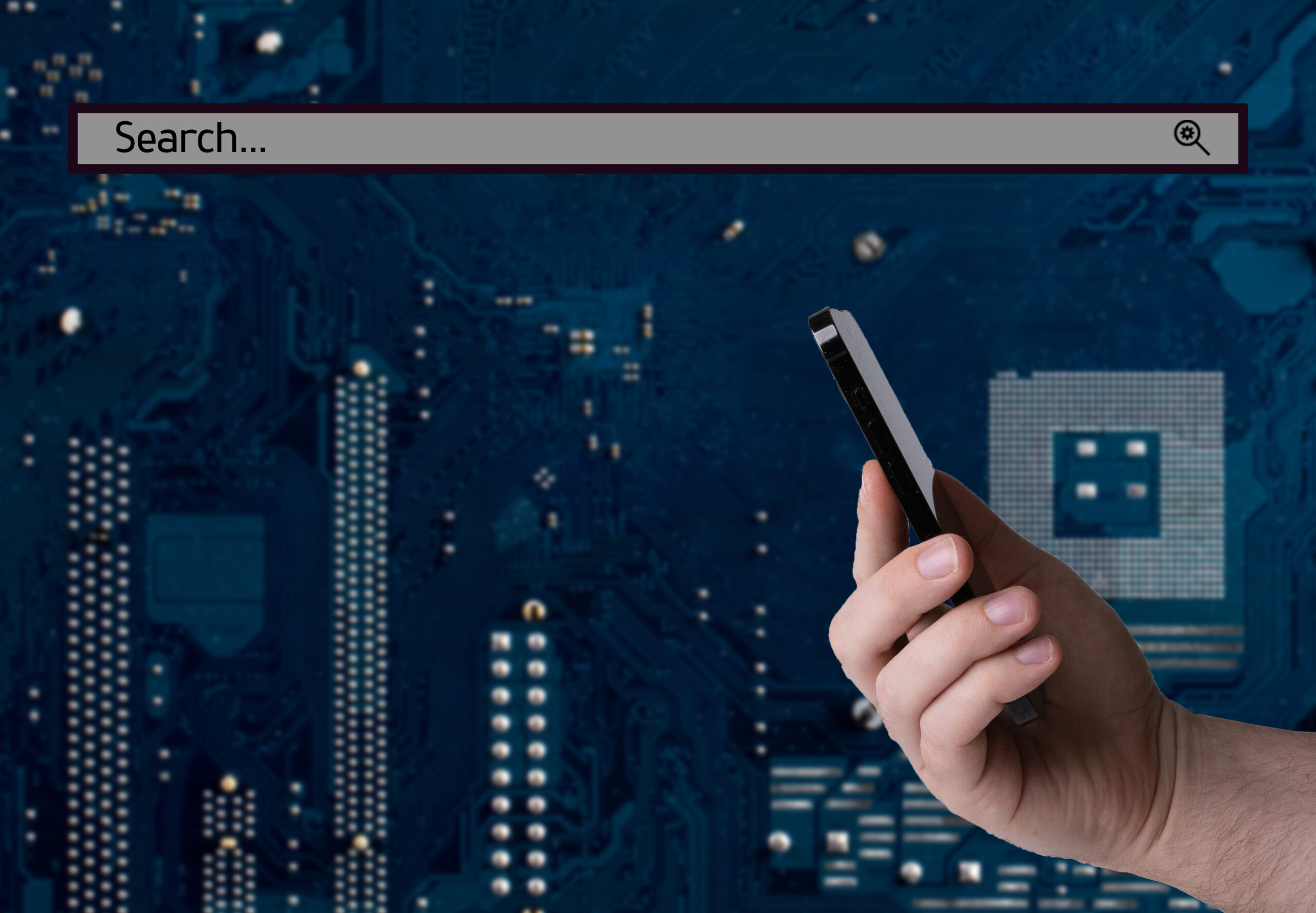 スマートフォンを手にしながら購入前に不安を確認しているイメージのフリー画像