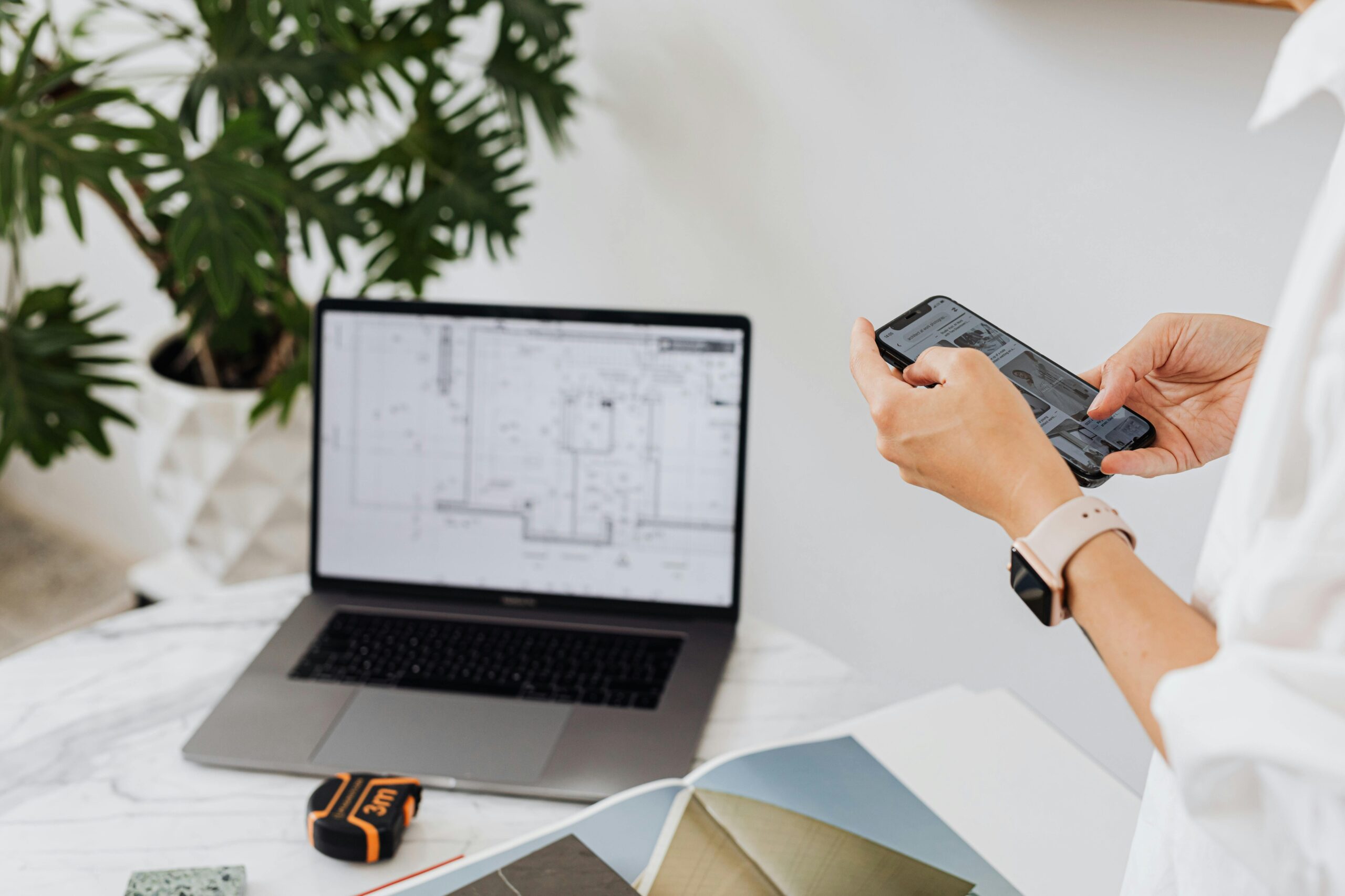 スマートフォンを手に持って購入を検討している様子のフリー写真