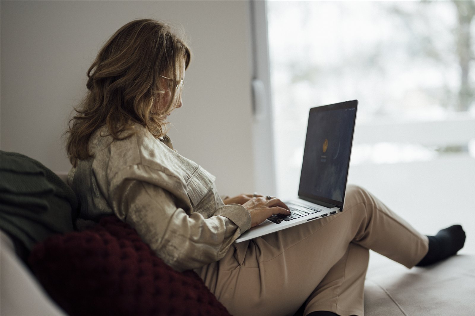 ソファでノートパソコン作業をする人のリラックスした空間