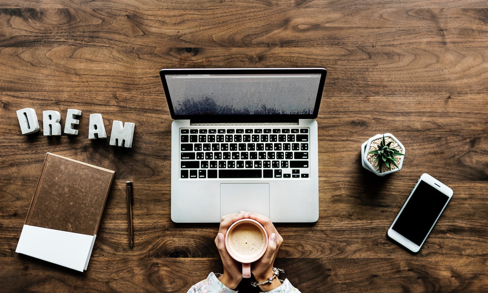 机の上で開かれたMacBook Proの作業環境