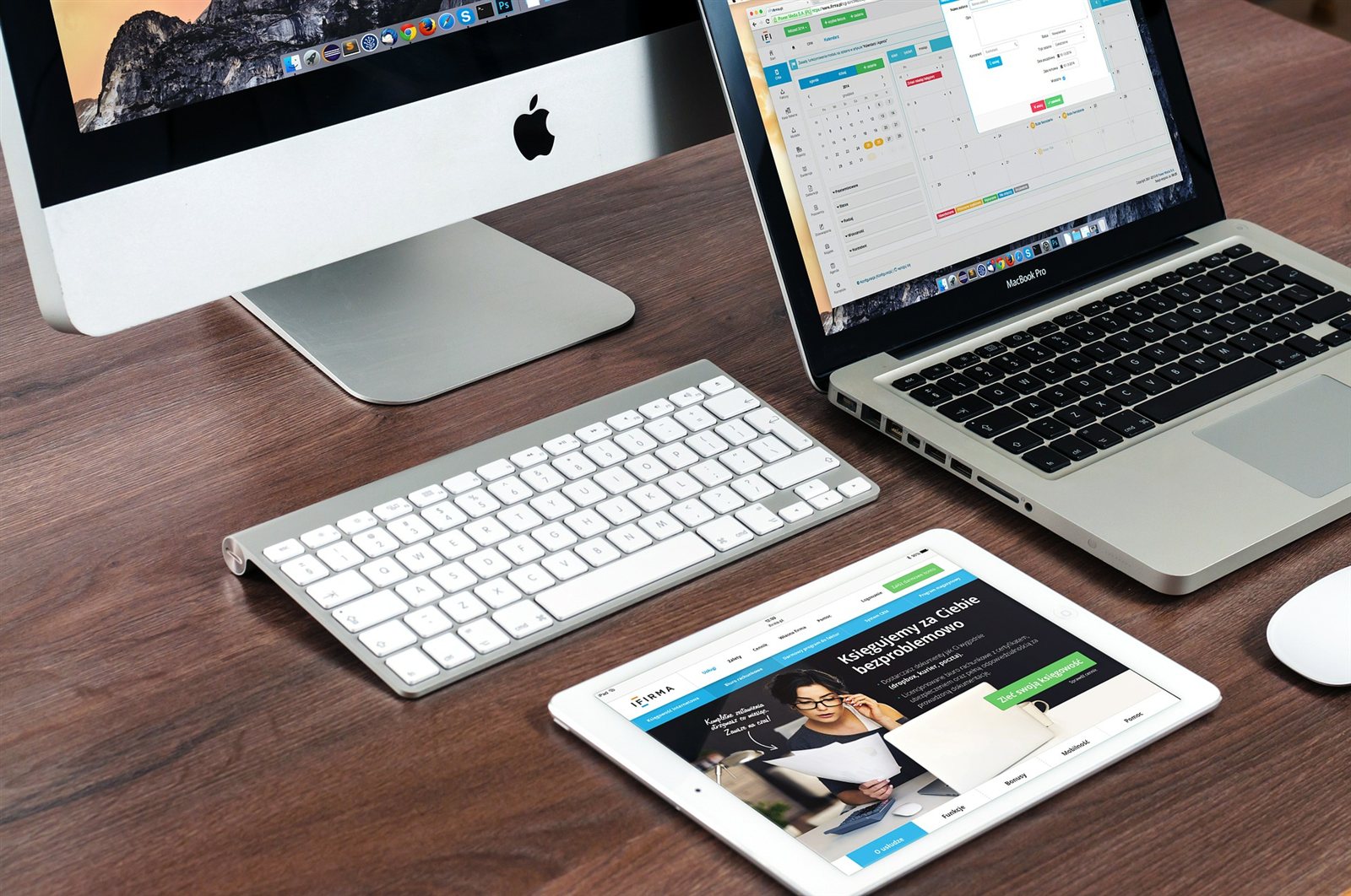 iPadとiMacとMacBookが並ぶ紙の少ないワークデスク