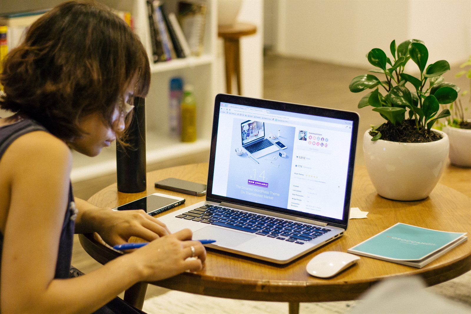 カフェテーブルでメモを取りながら録音活用を連想させる写真