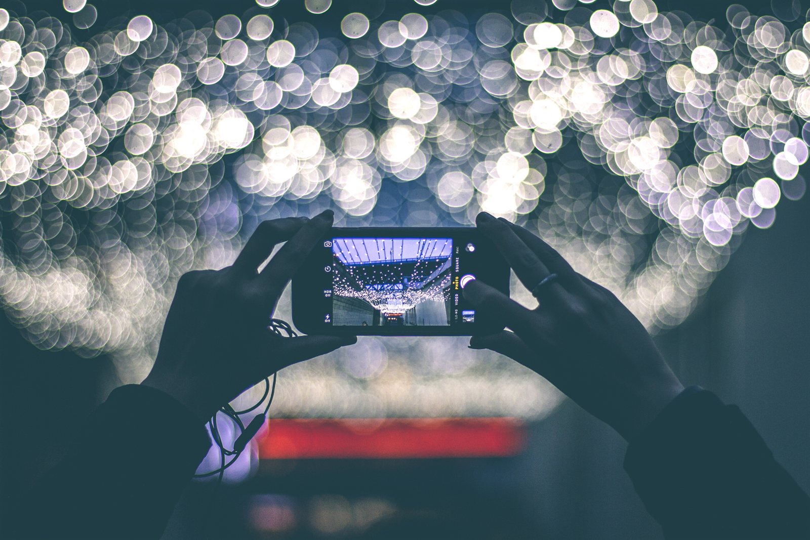 スマホとペンが机に置かれた録音アプリ利用を連想させる写真