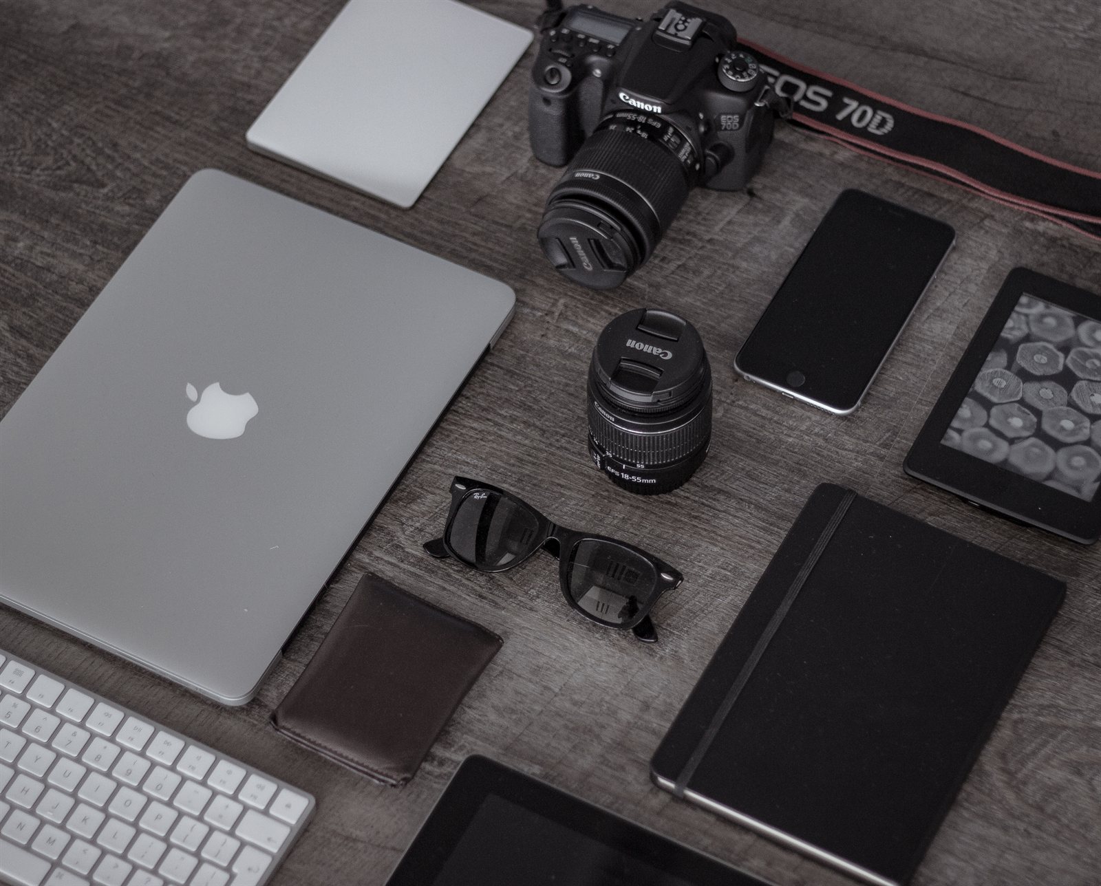 ノートPCとスマホが置かれた机で録音メモ環境を連想させる写真