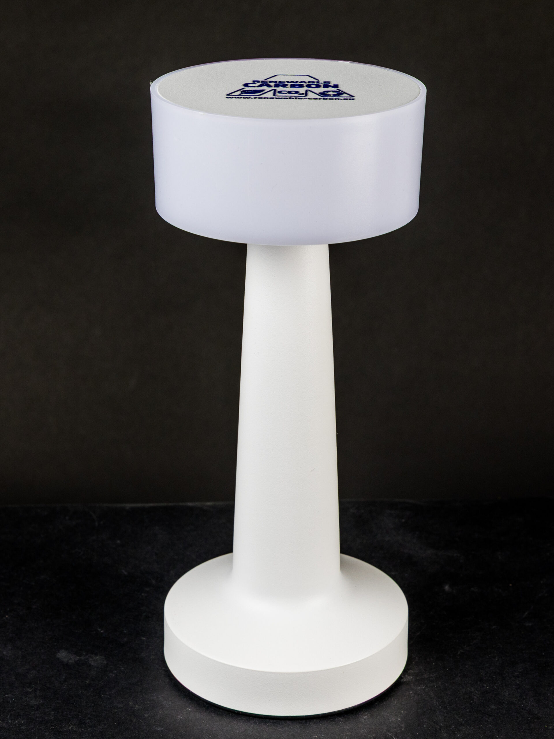 デスクランプが置かれた作業机のクローズアップ