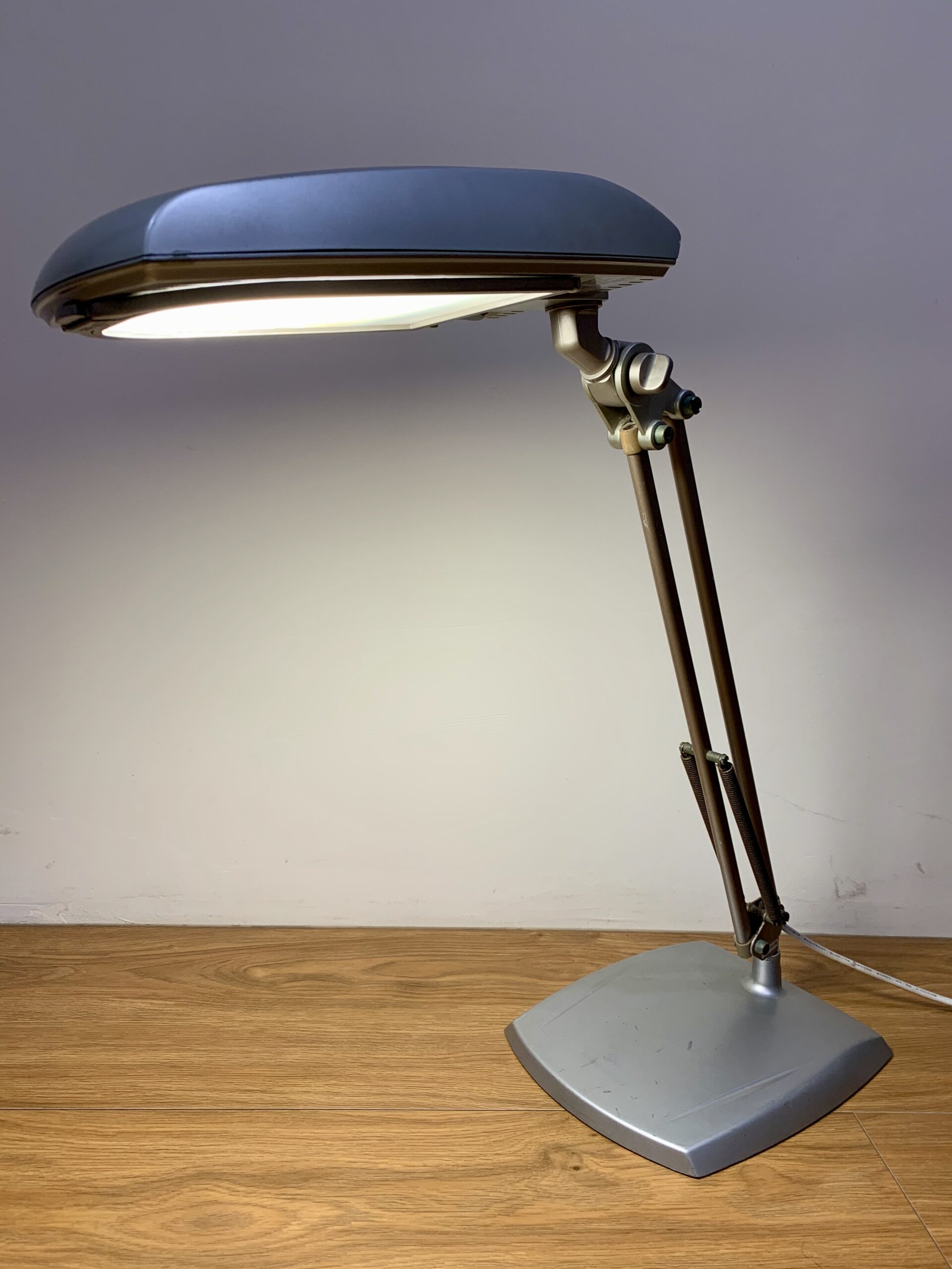 デスク上に置かれたアーム式デスクライト